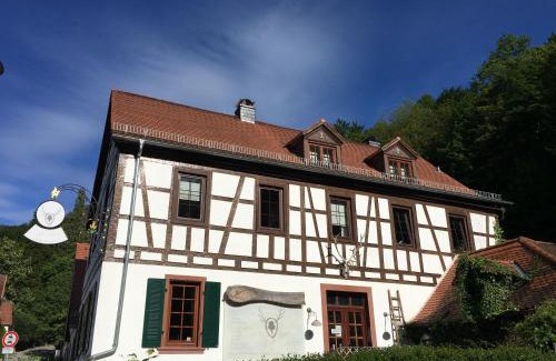 Auerbach Apartment | Delightful Grossherzogliches Jagerhaus with Family-friendly Dining