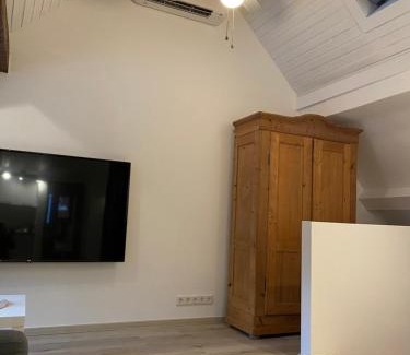 Auerbach Apartment | Delightful Grossherzogliches Jagerhaus with Family-friendly Dining