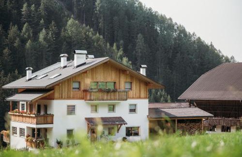 Luson Apartment | Großkarnaiderhof Appartements-Bauernhof-Natur pur