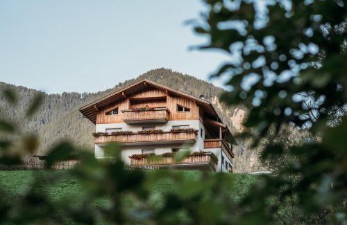 Luson Apartment | Großkarnaiderhof Appartements-Bauernhof-Natur pur