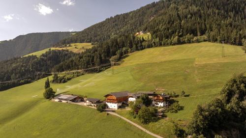 Luson Apartment | Family-Friendly Getaway at Grossplonerhof with Hot Tub