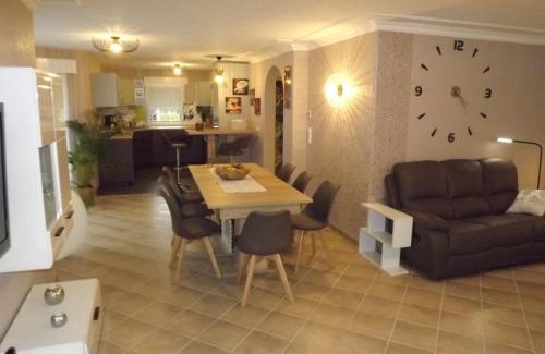 Lauta Apartment | Cozy Retreat by the Forest Edge with Ocean View & Breakfast