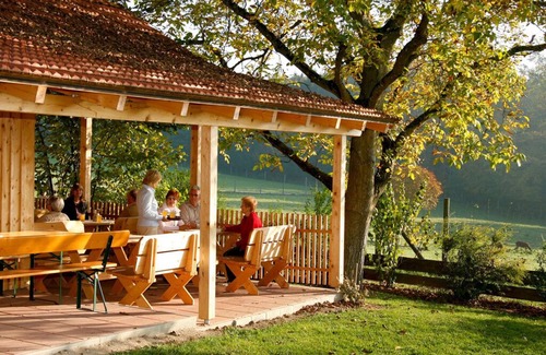 Bad Birnbach Apartment | Cozy Non-Smoking Apartment with Breakfast and Family Amenities
