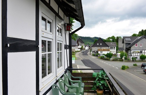 Elpe House | Inviting Holiday Home with WiFi and Pool in Hochsauerland