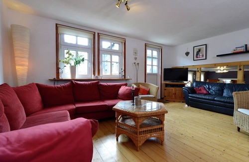 Elpe House | Inviting Holiday Home with WiFi and Pool in Hochsauerland