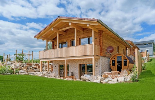 Bischofsgruen Apartment | Spacious Chalet with Balcony and Family-Friendly Amenities