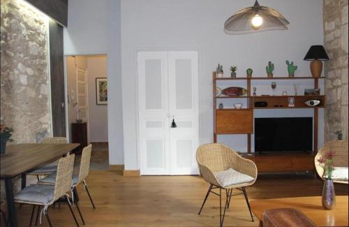 Lemasson Apartment | Le Coeur de Ville - Perfect Retreat for Two with Top Rating