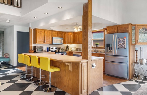 Branson Cabin | Groovy 5bd/2.5b on Lake Taneycomo near Branson sleeps 15