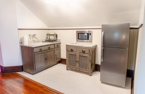 Metropolitan Apartment | Guest Rated 10/10: Groovy Attic Apt in Starland District