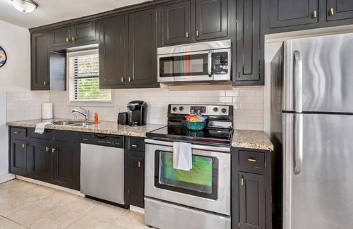 West Park House | Groovy Getaway ~Less than a mile from campus!