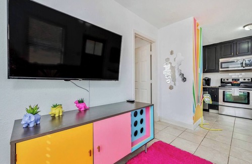 West Park House | Groovy Getaway ~Less than a mile from campus!