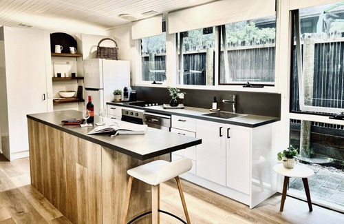 Lorne House | Pet Friendly Groovy Lorne Ocean View Log House Retreat
