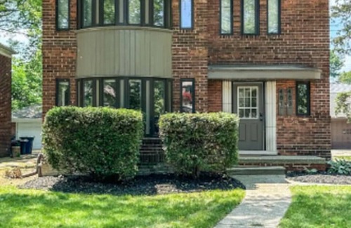 Grosse Pointe Apartment | Grosse Pointe Retreat | 3BR, Sleeps 8 & Relaxing