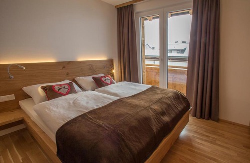 Matrei in Osttirol Apartment | Experience Grossglockner Alpin Lodge with Pool and Ocean View