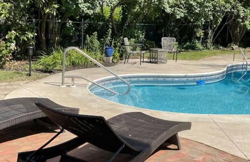 Groton House | Groton Bay: Pet-Friendly Retreat with Heated Pool Access