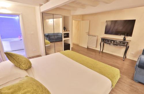 Rione VIII Sant'Eustachio House | Elegant Grottini Suites near the Pantheon with Hot Tub