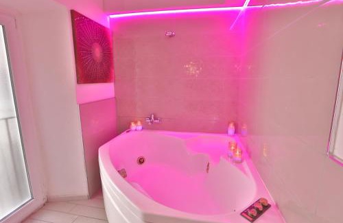 Rione VIII Sant'Eustachio House | Elegant Grottini Suites near the Pantheon with Hot Tub