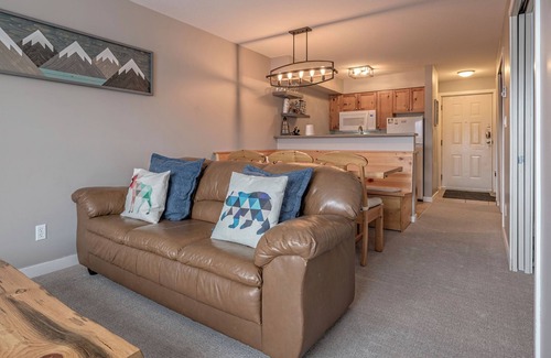 Silver Star Mountain Condo | Pet-Friendly Creekside Condo with Spa & BBQ Access