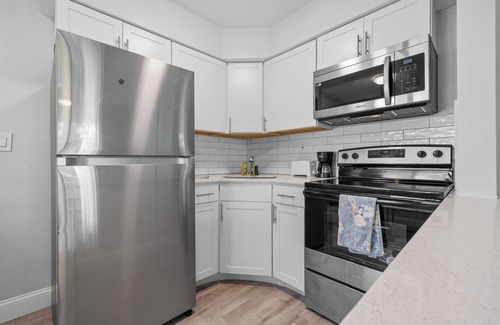 Riverwalk Fort Lauderdale Apartment | Ground Floor 1-Bedroom Apt by the River Near Las Olas w/Sofa Bed & Full Kitchen