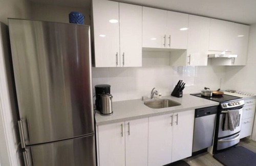 Thornhill Apartment | Ground floor 2 bedroom with backyard good layout