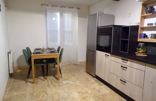 Le Thor Apartment | Ground floor apartment downtown Le Thor with courtyard