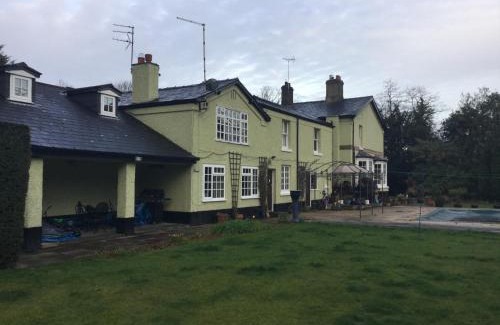 Northwich Apartment | Ideal Ground Floor Apartment at The Coach House with Pool