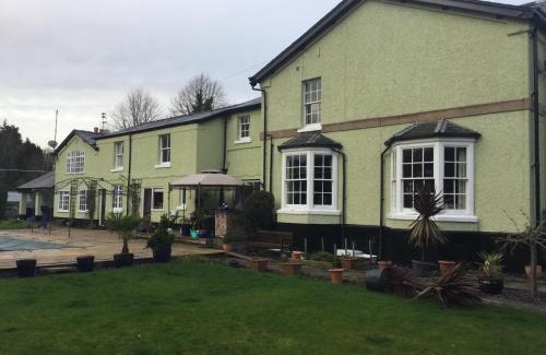 Northwich Apartment | Ideal Ground Floor Apartment at The Coach House with Pool