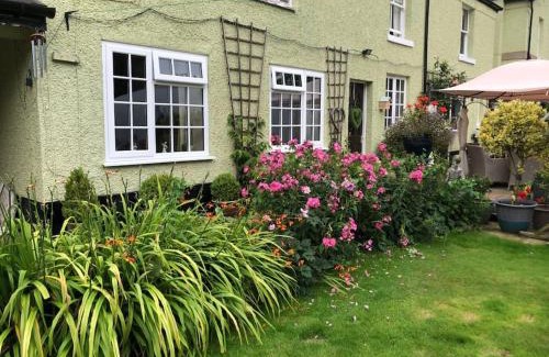 Northwich Apartment | Ideal Ground Floor Apartment at The Coach House with Pool