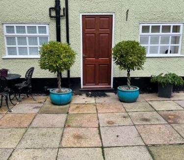 Northwich Apartment | Ideal Ground Floor Apartment at The Coach House with Pool