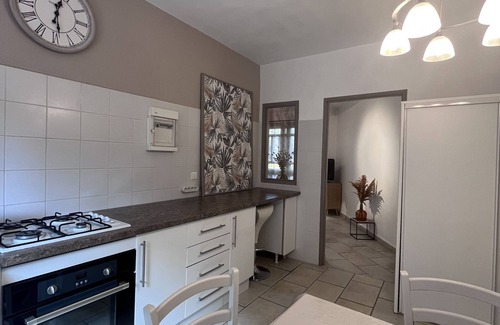 Grossa Apartment | Cozy Ground Floor Apartment in Grossa with Ocean Views