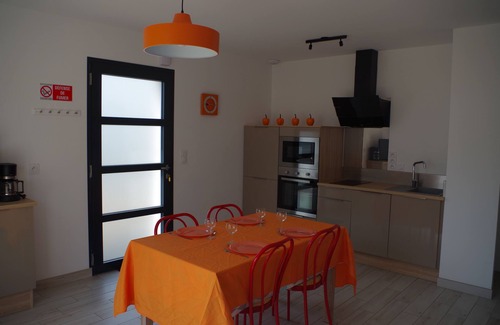Guidel House | Inviting Ground Floor Apartment with Spa and Ocean View