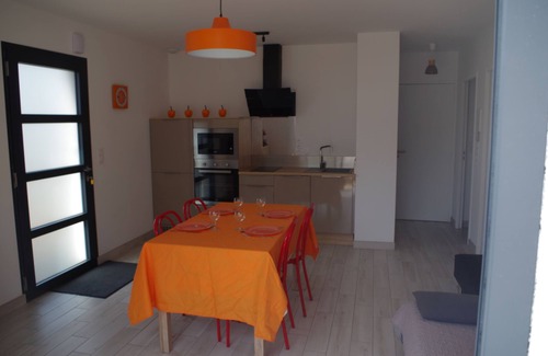 Guidel House | Inviting Ground Floor Apartment with Spa and Ocean View