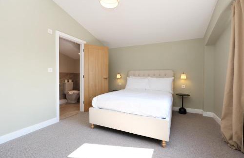 Redbrook Villa | Ground Floor Barn with Hot Tub, Dog Friendly, Sleeps up to 8 close to Monmouth, Ross on Wye, Hay on Wye and Hereford!