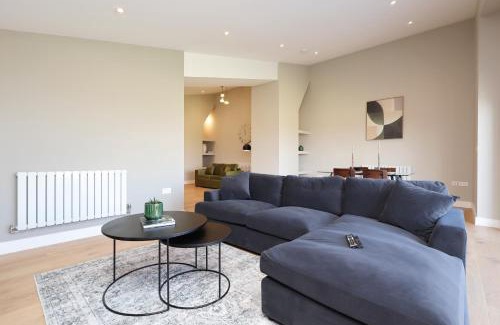 Redbrook Villa | Ground Floor Barn with Hot Tub, Dog Friendly, Sleeps up to 8 close to Monmouth, Ross on Wye, Hay on Wye and Hereford!