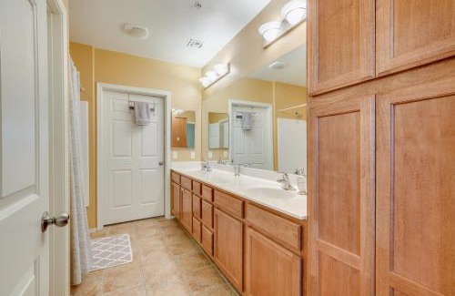Park Place Apartment | Convenient Ground Floor Condo Steps from Pool & Spa