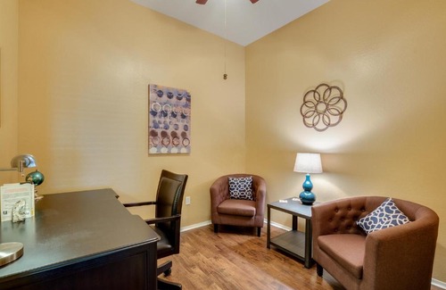 Park Place Apartment | Convenient Ground Floor Condo Steps from Pool & Spa