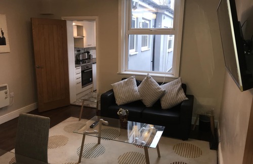 Smethwick Apartment | Modern Ground Floor 1 Bed Apartment with Kitchen & Breakfast