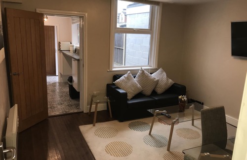 Smethwick Apartment | Modern Ground Floor 1 Bed Apartment with Kitchen & Breakfast