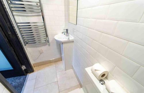 Selly Oak Apartment | Cozy Ground Floor Studio with Kitchen & Breakfast Included