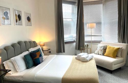Hanwell Apartment | Comfortable En-Suite Room with Kitchen in Hanwell