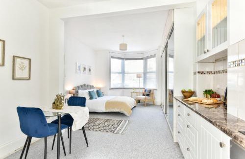 Hanwell Apartment | Comfortable En-Suite Room with Kitchen in Hanwell