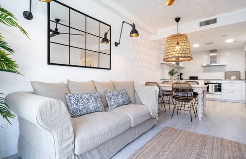 Roques Daurades Apartment | Ground Floor Retreat with Private Garden, Steps to Beach