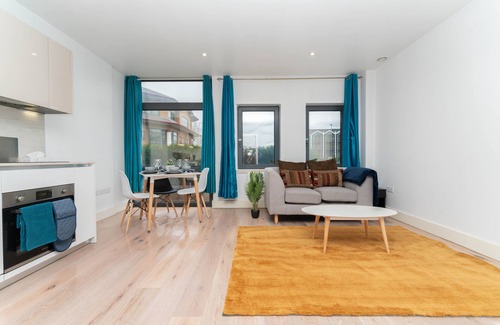Harlington House | Convenient Ground Floor Flat Near Heathrow Transport Links