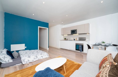 Harlington House | Convenient Ground Floor Flat Near Heathrow Transport Links