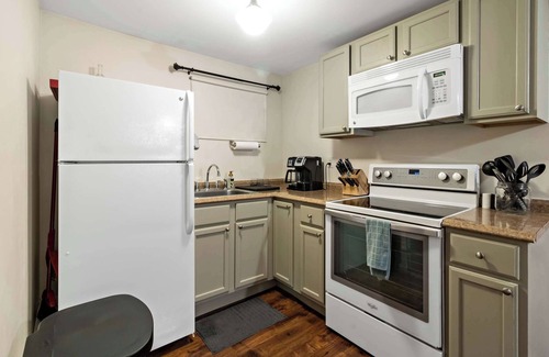 Maplewood Apartment | Ground-Floor Forest Park Studio | Parking, Washer/Dryer & Fast Wi-Fi