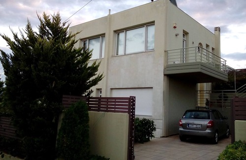 Saronikos House | Cozy Ground Floor Apartment in a Tranquil Neighborhood