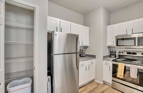 Clearfield Apartment | Ground Floor King Beds Pool Gym - Near Hill AFB