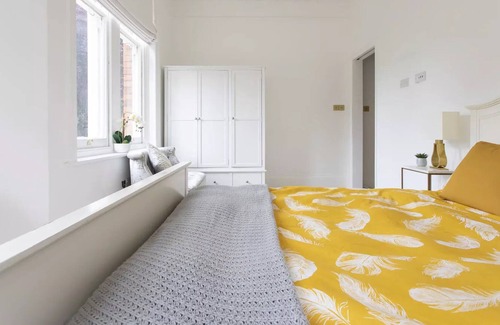 Ealing Apartment | Ground Floor - Large Luxury 4 Bedroom Apartment With Parking & Garden