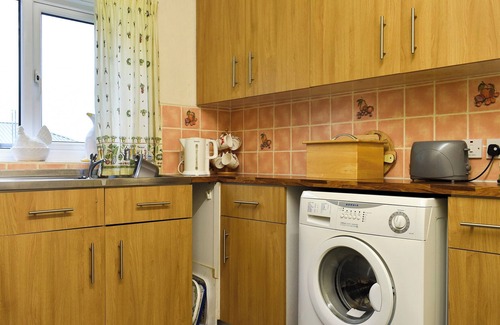 Aysgarth Cottage | Pet-Friendly Retreat with Cozy Living Room and Dining Space