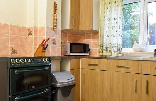 Aysgarth Cottage | Pet-Friendly Retreat with Cozy Living Room and Dining Space